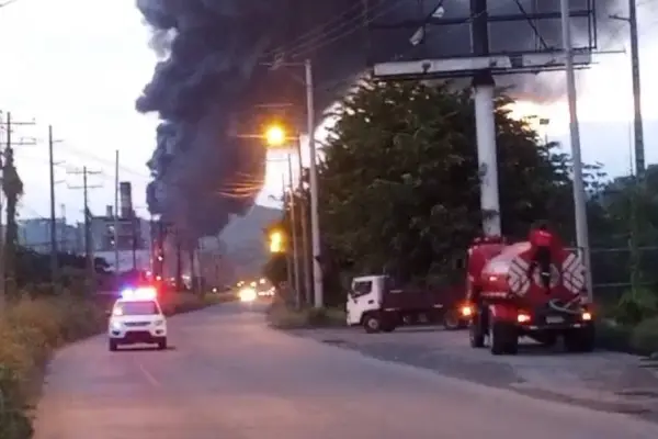 Una gran columna de humo se veía desde diferentes sectores de Esmeraldas, producto del incendio en la Refinería de Esmeraldas. ,Foto: Redes Sociales