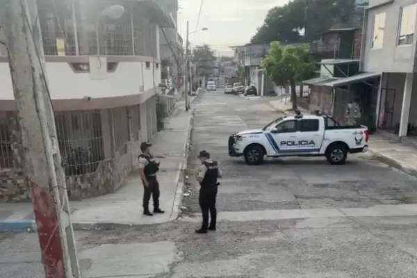 Agentes de la Policía llegaron al lugar del ataque para iniciar con las investigaciones. ,Foto: El Diario