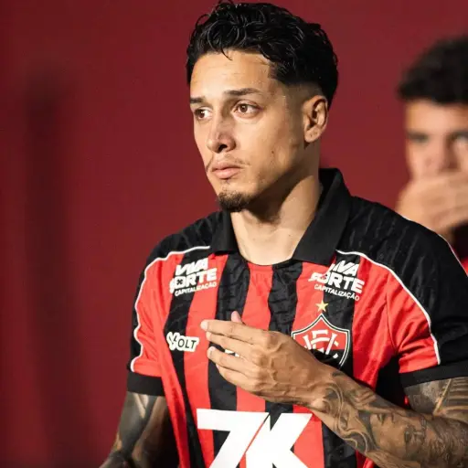 Vitória rescinde el contrato del delantero ecuatoriano Kike Saverio por mutuo acuerdo