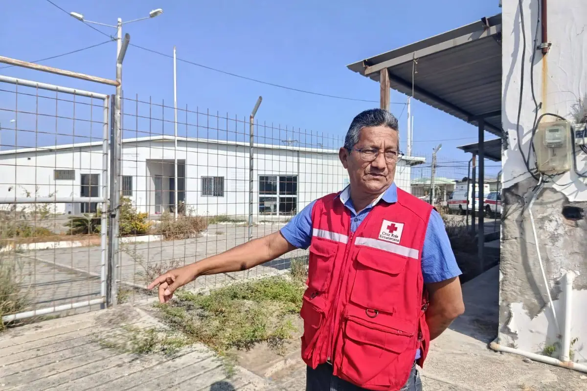 José Roca, presidente de Cruz Roja Manta; al fondo el área donde funcionó el hospital de contingencia., El Diario