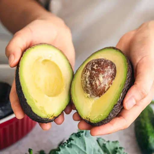 Semilla y cáscara del aguacate concentran compuestos bioactivos que sirven para la industria alimentaria y otras, según estudio de la UTPL