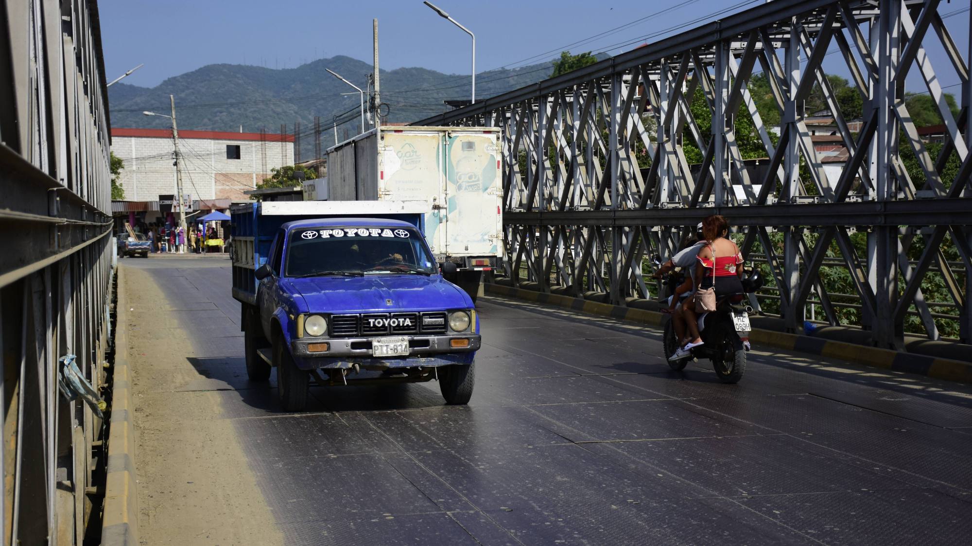 Moradores de la parroquia Picoazá en Portoviejo exigen mantenimiento urgente del puente 5 de Junio