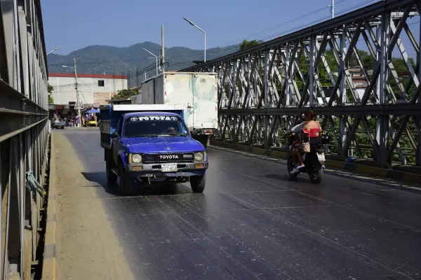 La estructura del puente 5 de Junio presenta daños visibles que han generado preocupación entre los usuarios de esta importante vía.