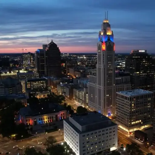 Columbus ilumina sus edificios e infraestructuras representativas con los colores de Ecuador como recibimiento al Mundial 2026