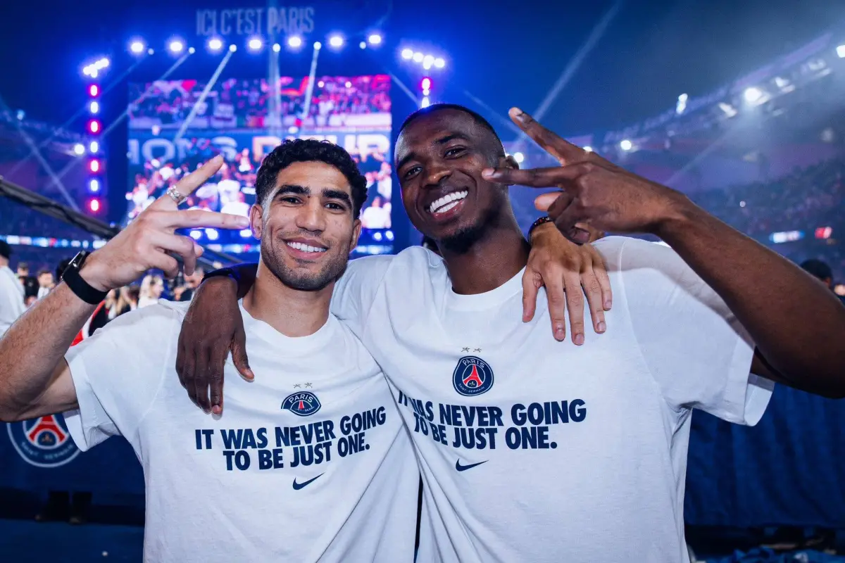 Willian Pacho (d) festejando con Achraf Hakimi (i) el título de Champions League logrado con el PSG., X: @PSG_espanol.