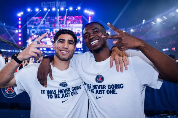 Willian Pacho (d) festejando con Achraf Hakimi (i) el título de Champions League logrado con el PSG. ,X: @PSG_espanol.