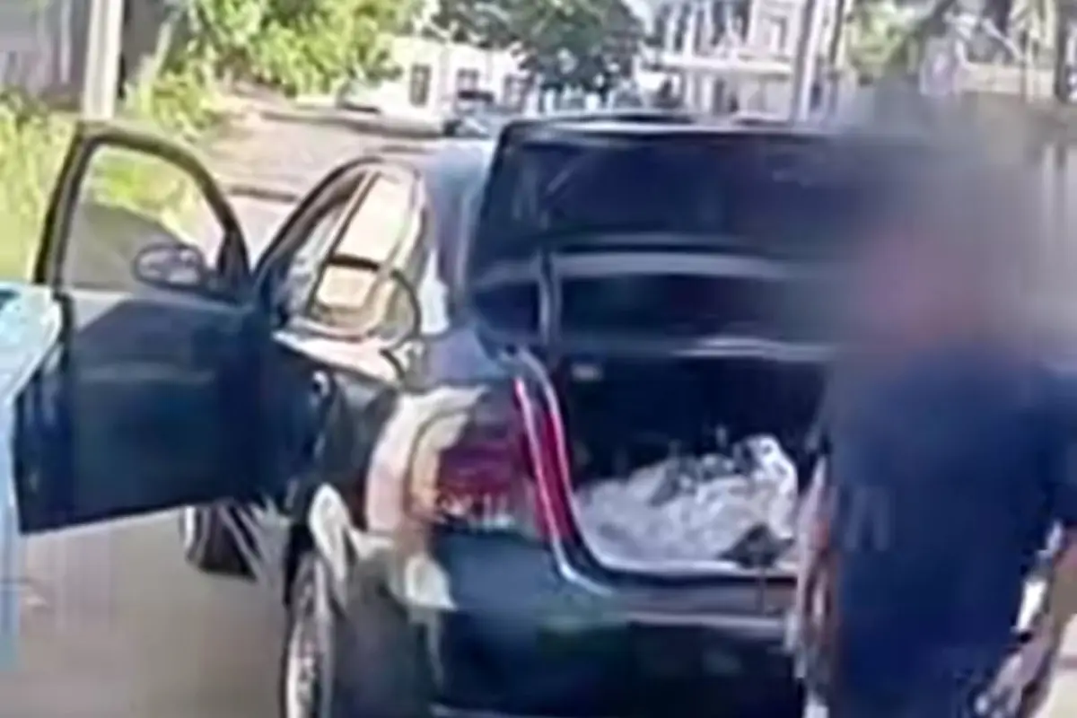 El ciudadano que fue sorprendido arrojando escombros. (captura de video municipal), Cortesía Municipio de Manta