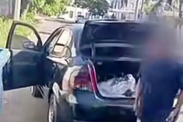 El ciudadano que fue sorprendido arrojando escombros. (captura de video municipal) ,Cortesía Municipio de Manta