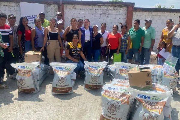 La directora distrital del MAGP entregó los kits agrícolas a los productores. ,Cortesía