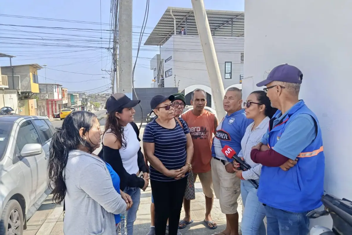 Habitantes de San Pedro 2 exponiendo los problemas por el desabastecimiento de agua., El Diario