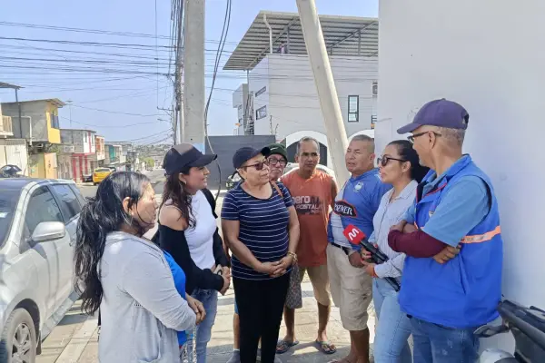 Habitantes de San Pedro 2 exponiendo los problemas por el desabastecimiento de agua. ,El Diario