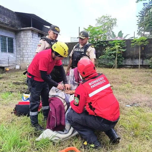 Mujer de 90 años fue rescatada tras pasar la noche en una quebrada de Santo Domingo