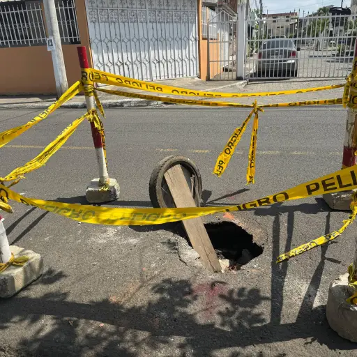 Socavón en la calle Santana preocupa a moradores de Los Algarrobos en Portoviejo