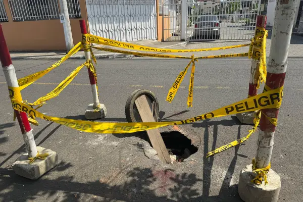 La señalización colocada alrededor del socavón es considerada insuficiente por los moradores del sector.