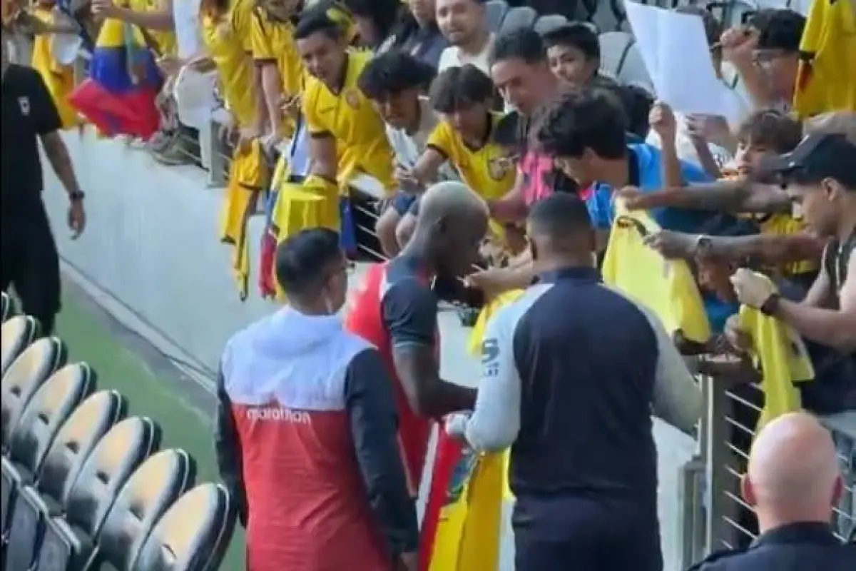 Tras finalizar la práctica, Moisés Caicedo se acercó a los hinchas para firmar autógrafos y tomarse fotos., Foto: Redes Sociales