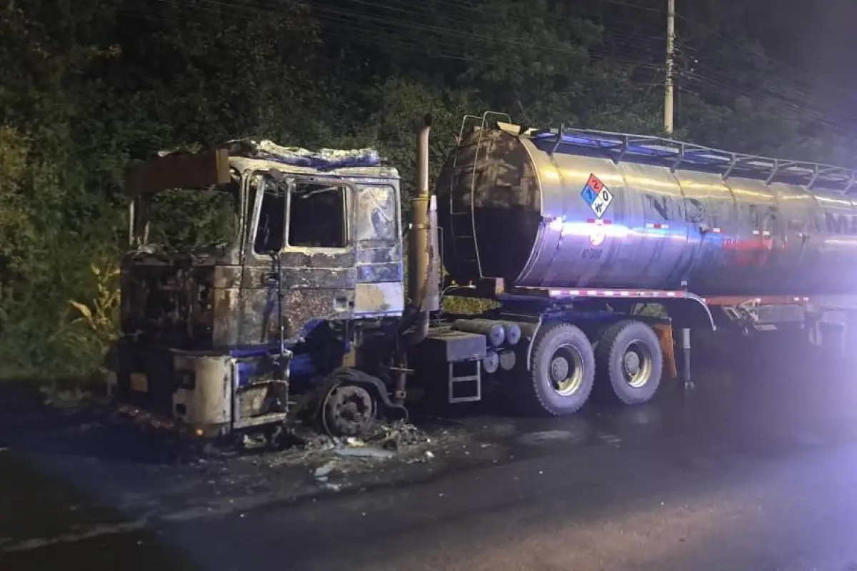 La cabina del tráiler quedó completamente destruida producto del incendio., Foto: El Diario