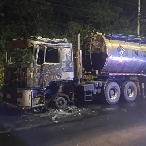 Tráiler que transportaba 10 mil galones de aceite se incendió en la vía Portoviejo-Montecristi