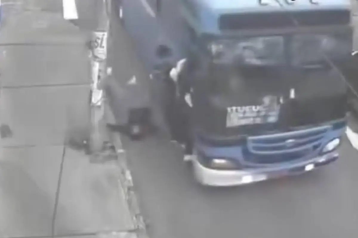 El momento en que el pasajero se cayó del bus de servicio urbano quedó grabado por una cámara del sector., Foto: Captura de pantalla