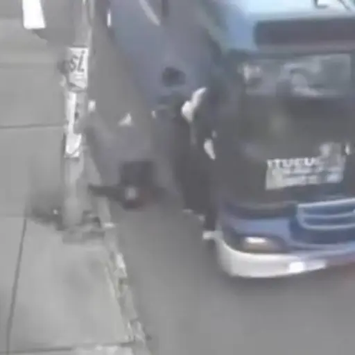 Pasajero cayó de un bus en movimiento en Quito mientras la unidad circulaba con exceso de usuarios