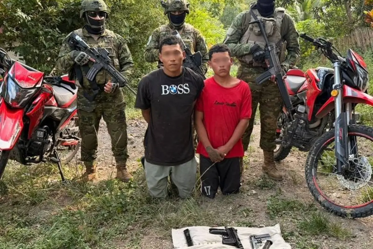 En poder de los dos detenidos se hallaron armas de fuego que seránn sometidas a pruebas criminalísticas., Foto: Fuerzas Armadas