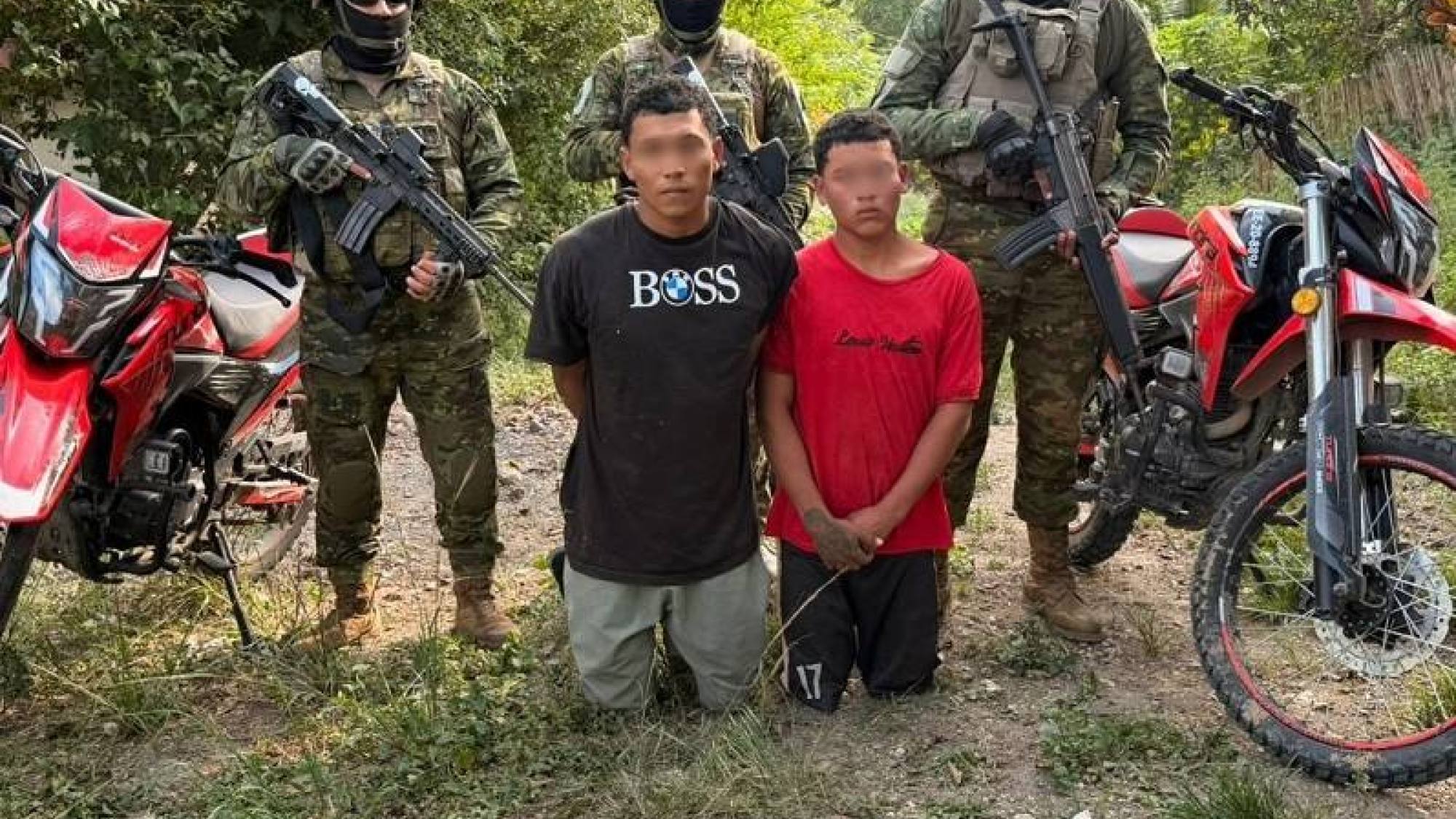 Golpe a grupo delictivo: El Ejército incautó armas de fuego tras intervención táctica en Manabí