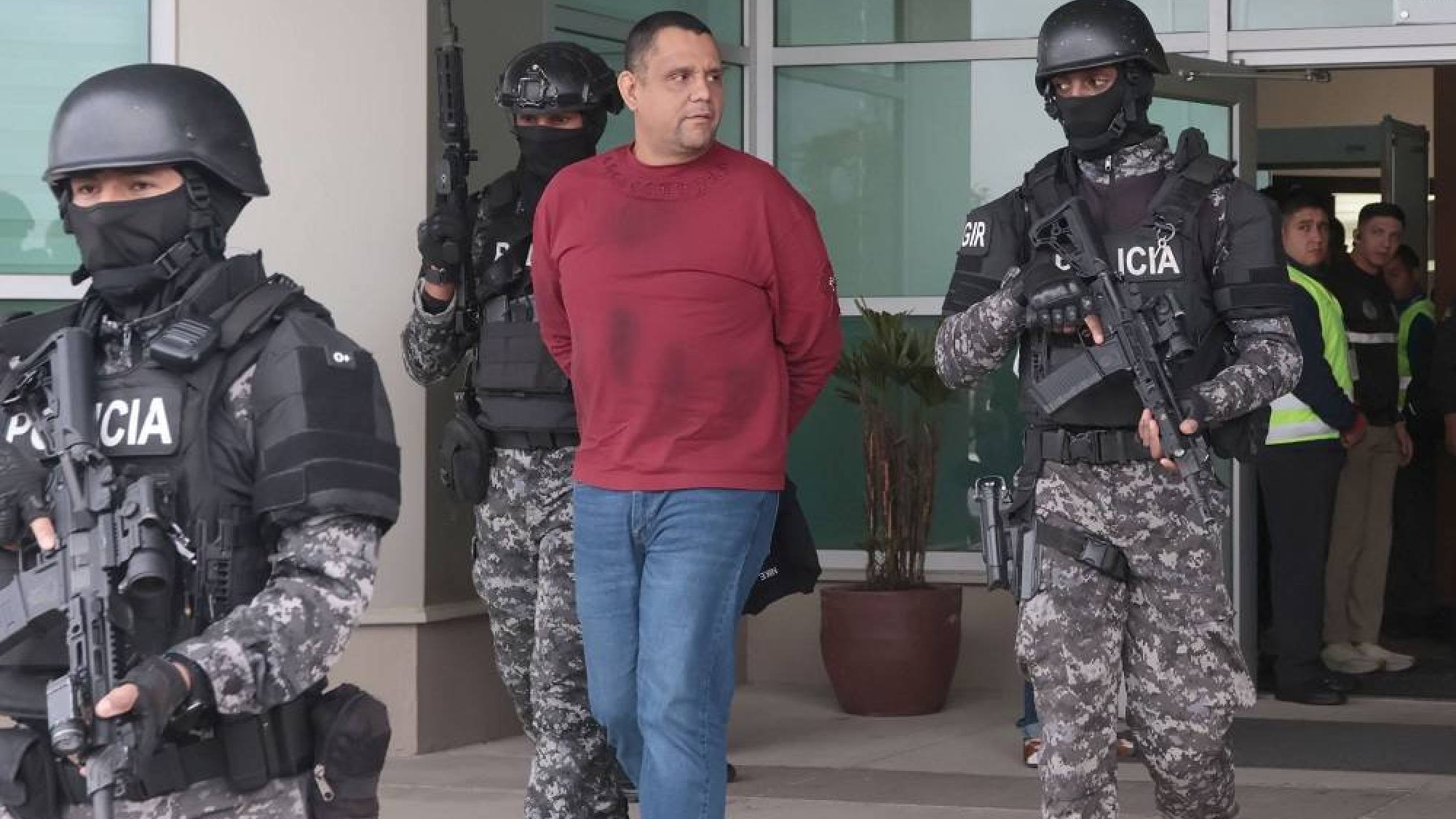 El ministro del Interior John Reimberg acusa al alcalde de Esmeraldas, Vicko Villacís, de ser el cabecilla de una poderosa estructura de lavado de activos