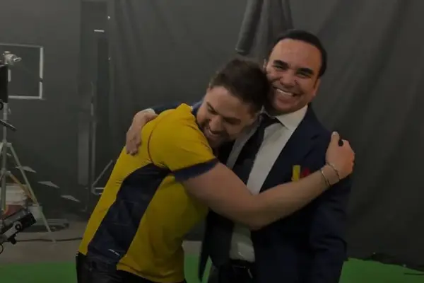 Johann Vera junto a Mauricio Luzuriaga, integrante y director de Don Medardo y sus Players.  ,Captura de pantalla: redes sociales