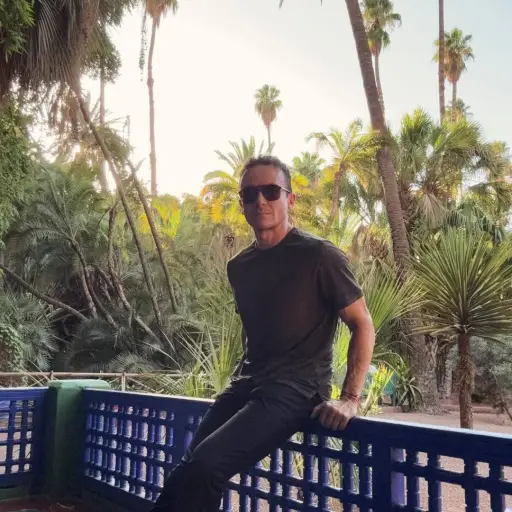 Fonseca convierte en canción el icónico “Yo necesito amor, comprensión y ternura” y conquista a los ecuatorianos