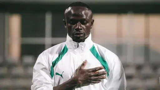 Sadio Mané escapó de la pobreza y hoy la ‘golea’ con su bondad