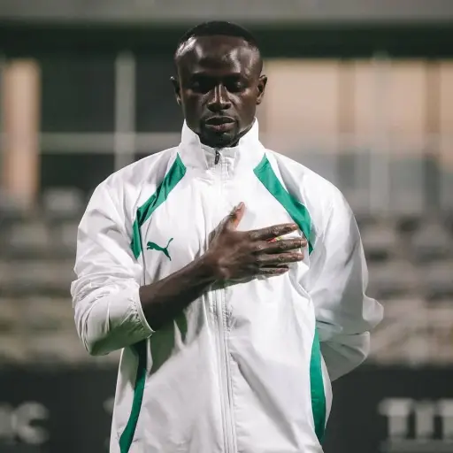 Sadio Mané escapó de la pobreza y hoy la ‘golea’ con su bondad