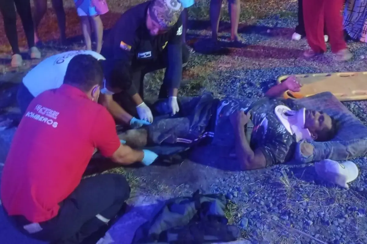 El herido fue auxiliado por paramédicos del Cuerpo de Bomberos de El Carmen., Cortesía