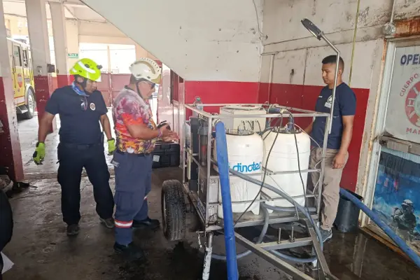 El equipo de bomberos mientras demostraba el uso de la planta pórtatil para potabilizar agua con la que se preparan ante la llegada de el fenómeno de El Niño.  ,El Diario