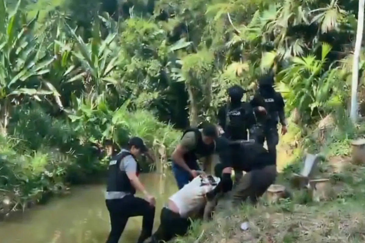El sospechoso de liderar una banda criminal fue detenido en una zona rural., Captura de video