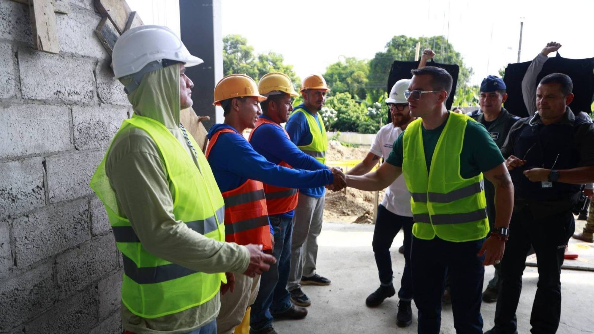 El Presidente Noboa verificó la construcción del nuevo mercado de Calceta que registra un 54 % de avance