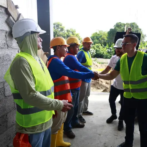 El Presidente Noboa verificó la construcción del nuevo mercado de Calceta que registra un 54 % de avance