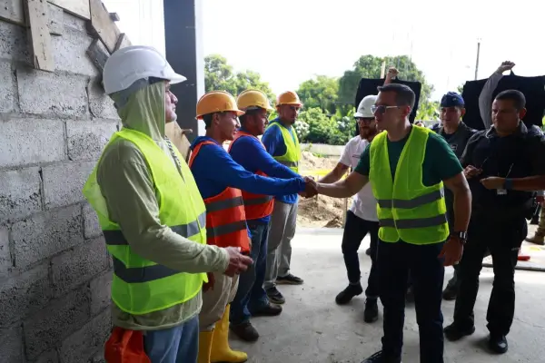 Daniel Noboa saludó con los obreros que aportan en la construcción del nuevo mercado de Calceta. ,Foto: El Diario