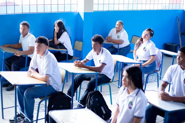 Estudiantes ecuatorianos clases obligatorias los sábados 2026