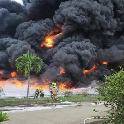 Ministerio del Interior afirma que incendio en la Refinería de Esmeraldas fue un atentado y no un accidente