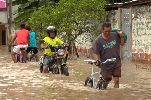 Una foto de archivo que muestra una inundación registrada en Portoviejo. 