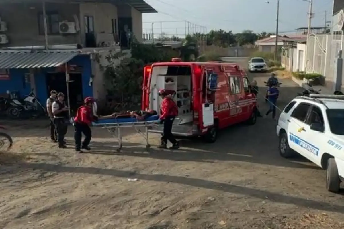 El herido fue trasladado en una ambulancia hasta una casa de salud para que reciba atención., Foto: El Diario