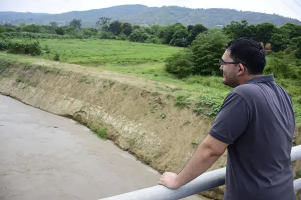 Un ciudadano observando el río Portoviejo, que abastece de agua para riego y consumo a nueve cantones de Manabí ,El Diario