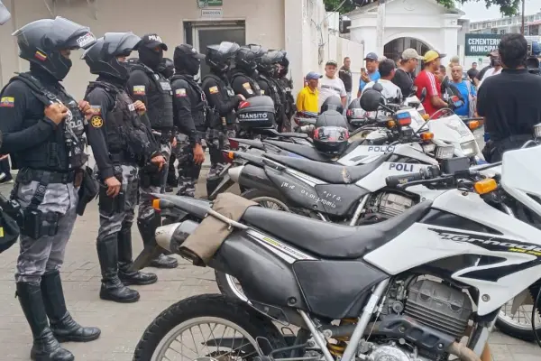 Un amplio contingente policial resguardó el Centro Forense.  ,Cortesía