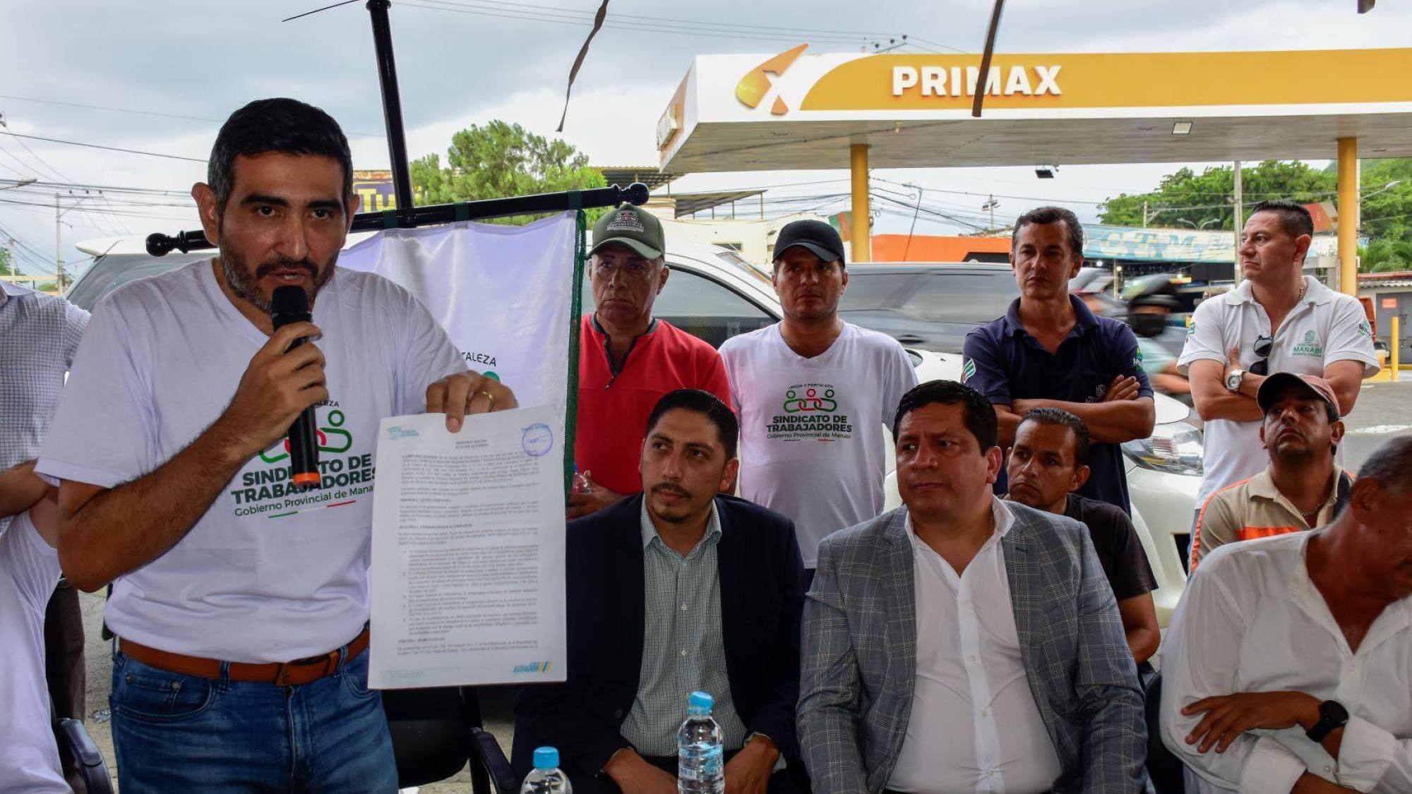 Obreros logran acuerdo con el Gobierno Provincial de Manabí y ponen fin a huelga de hambre