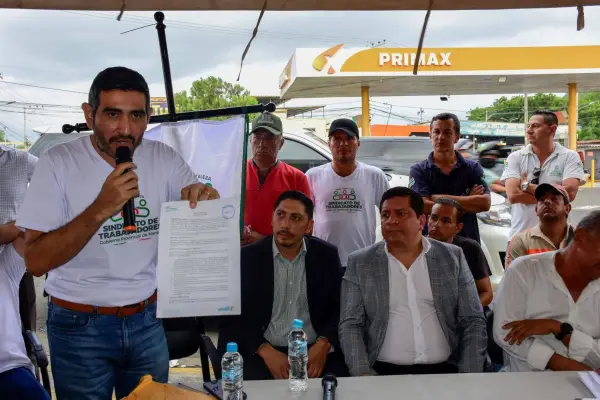 Fernando Rivadeneira, secretario general del sindicato de trabajadores de manabí muestra la acta firmada entre la organización y la prefectura para el acuerdo de remuneración