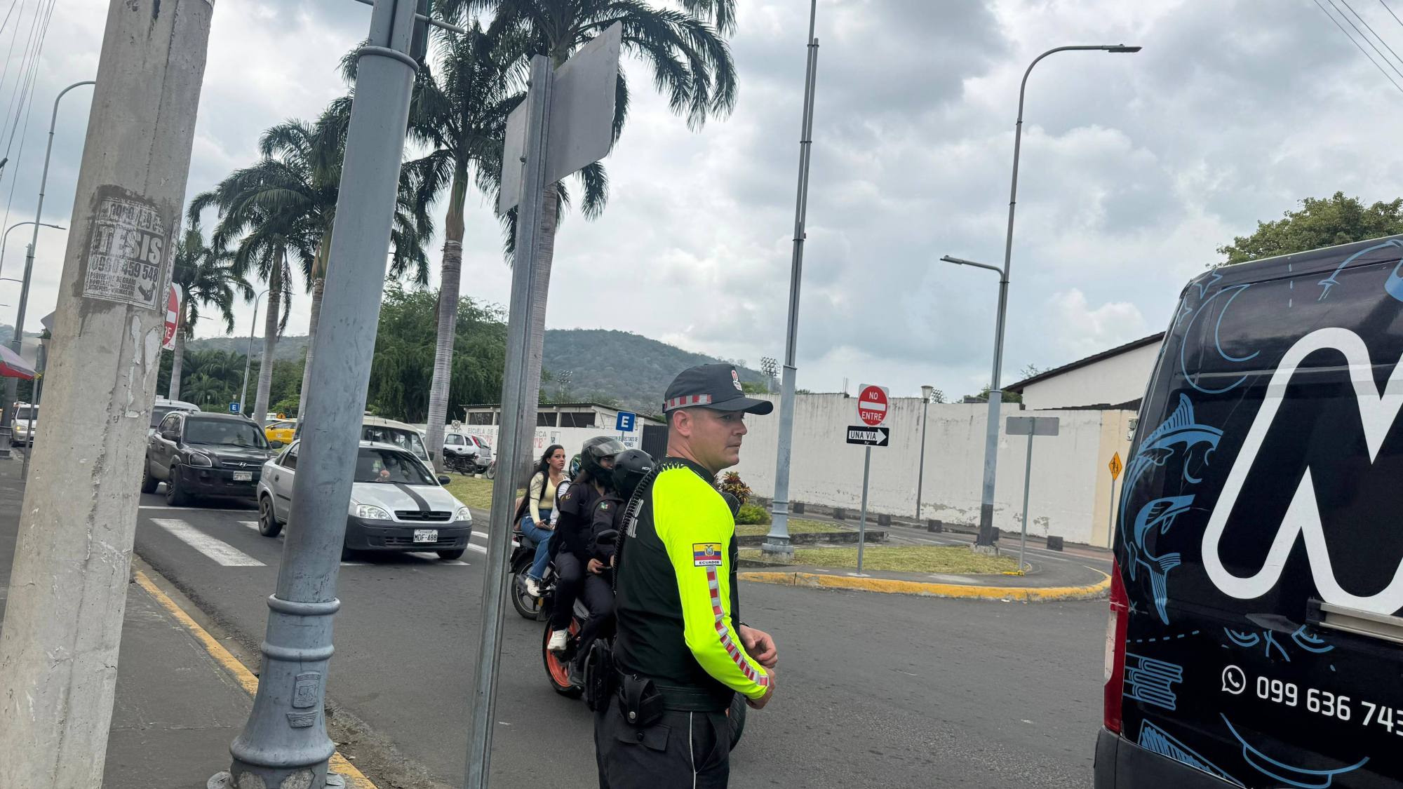 Yo venía por mi carril y un carro en sentido contrario casi me choca: Conductores ingresan en contravía pese a cambio direccional en la calle Pablo Zamora de Portoviejo
