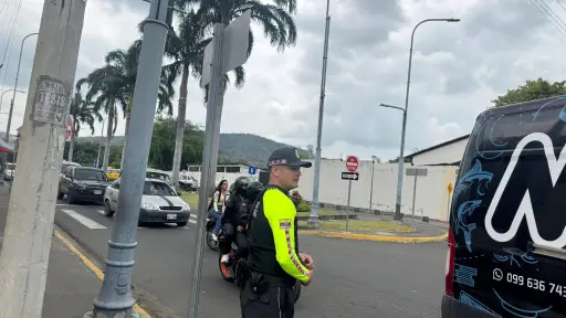 “Yo venía por mi carril y un carro en sentido contrario casi me choca”: Conductores ingresan en contravía pese a cambio direccional en la calle Pablo Zamora de Portoviejo