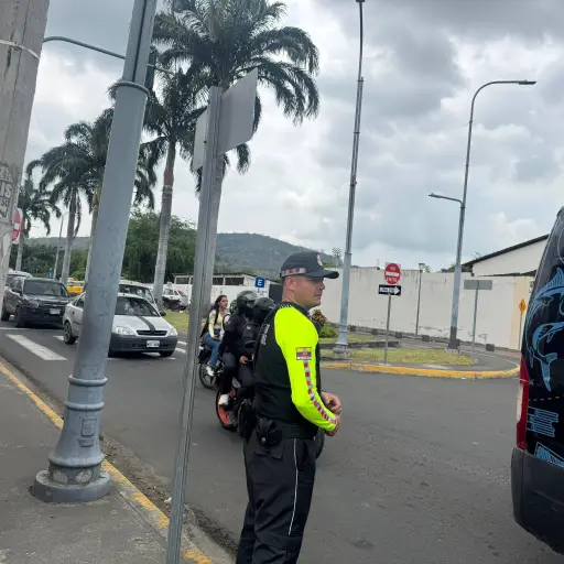“Yo venía por mi carril y un carro en sentido contrario casi me choca”: Conductores ingresan en contravía pese a cambio direccional en la calle Pablo Zamora de Portoviejo