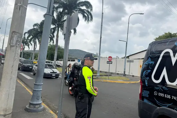 Los agentes de tránsito regulan diariamente el tráfico por el sector