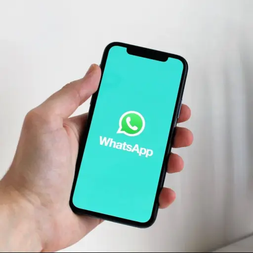 WhatsApp prepara una función para detectar mensajes fraudulentos y alertar a los usuarios
