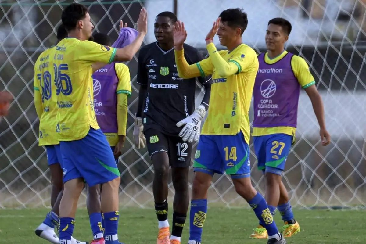 Jugadores de Gualaceo celebrando su clasificación a los octavos de final de la Copa Ecuador 2026., Foto: Apifoto